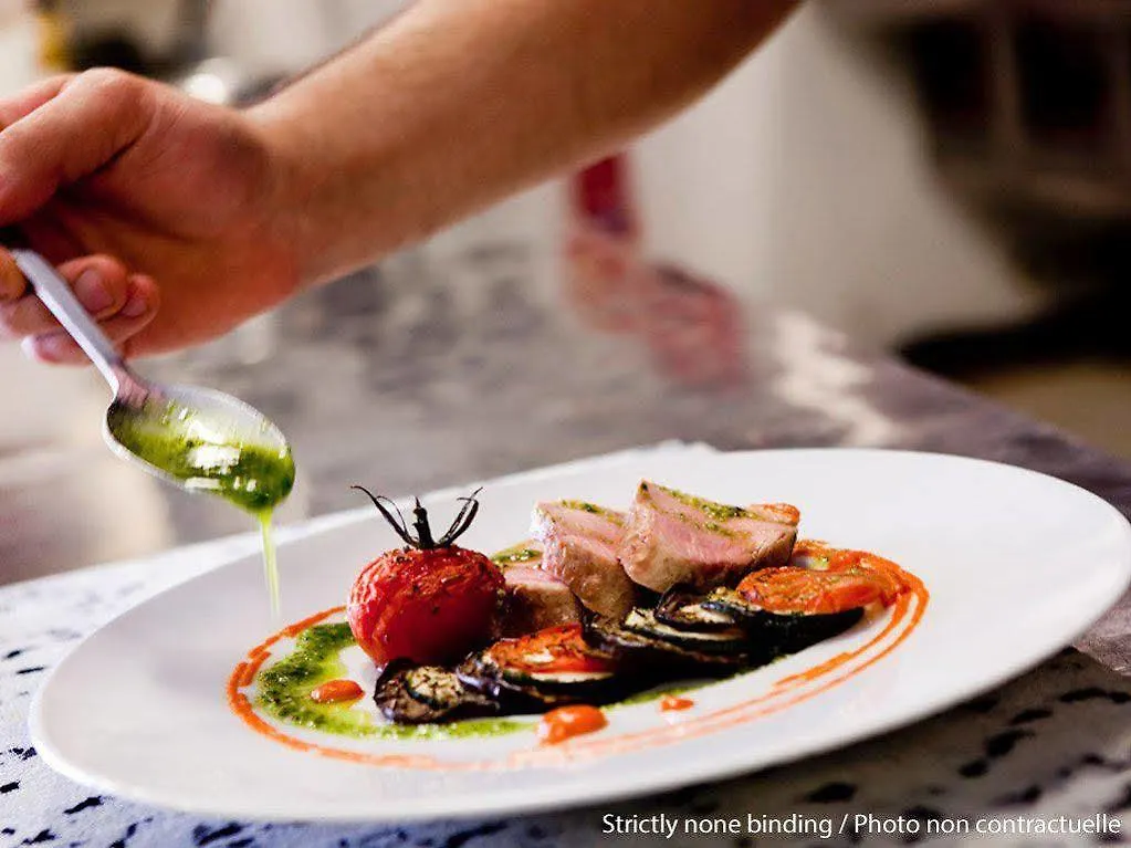 Mercure Istanbul West Hotel & Convention Center 5*,